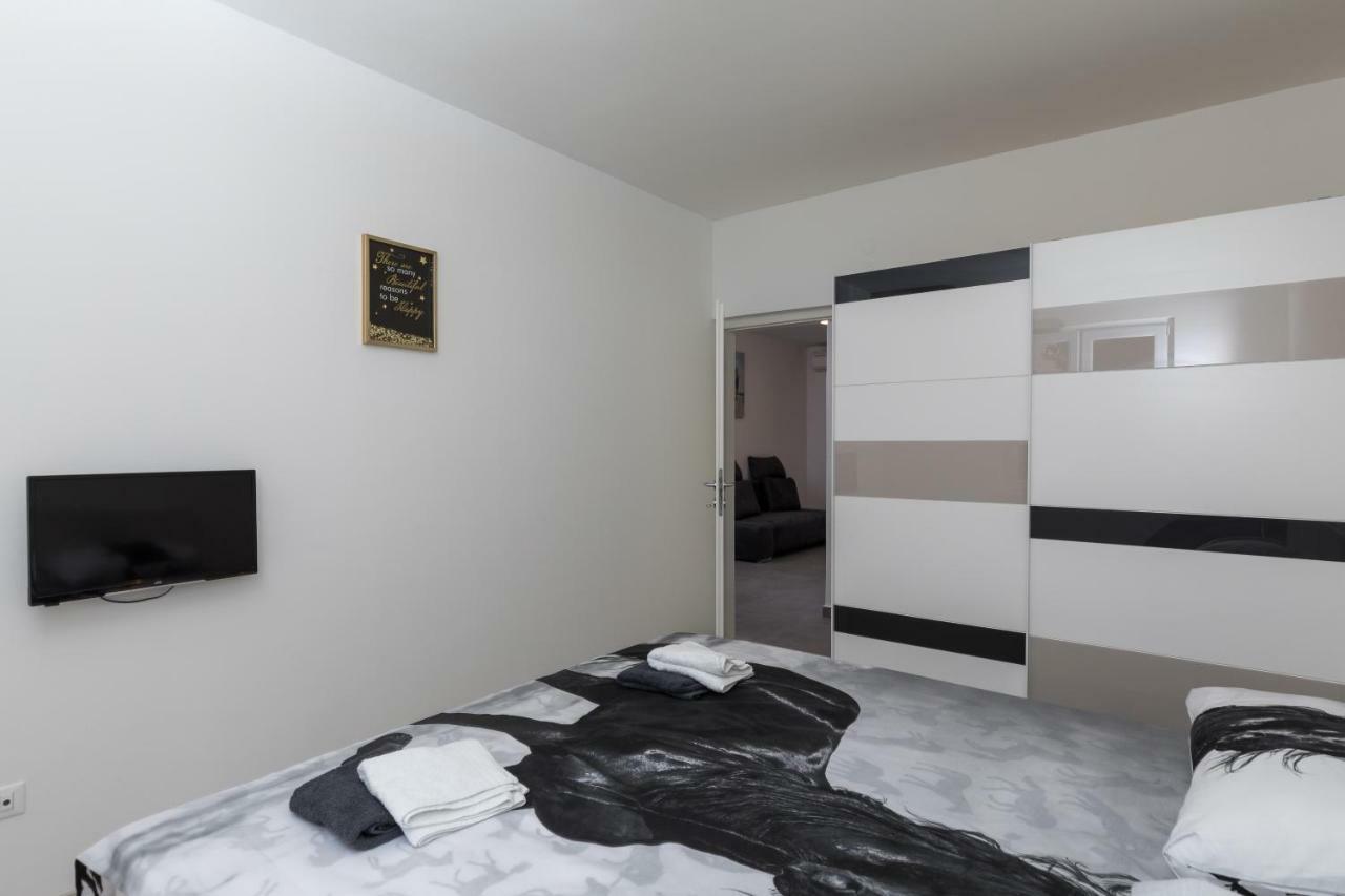 Name Apartment *